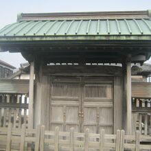 正面から眺めた観徳門の様子