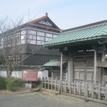 門の北西側に明倫学舎の立派な建物が見えます