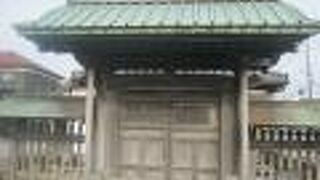 現在は明倫学舎の南東側に移築されています