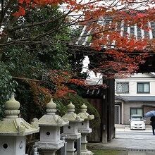 山門を振り返り見る