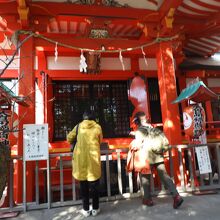 朱色が目立つ本殿