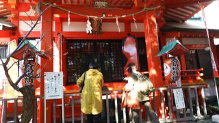 華やかな朱色の社殿が目立つ神社