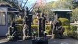 徳川家のお墓を護っているかのように建立されています