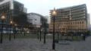 新幹線とモノレールが見える公園