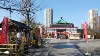 不忍池に浮かぶように位置する神社