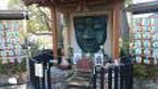 顔部分のみ鎮座している大仏