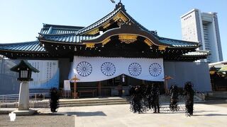 大きな鳥居が目を引く神社