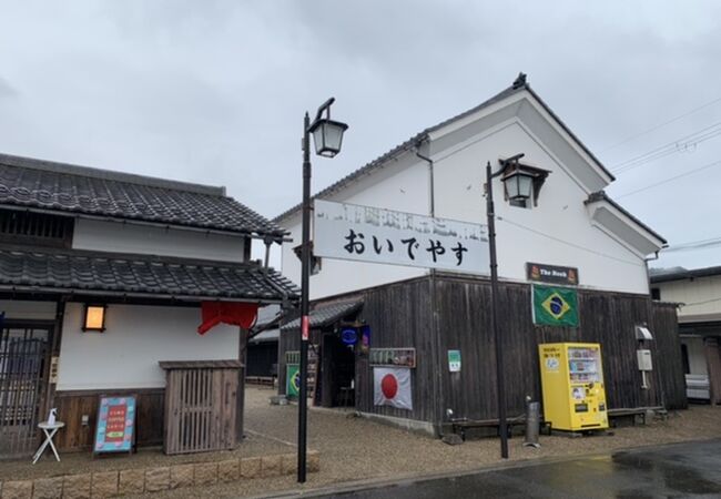 昔の街並みを再現した建物が並ぶエリア。　観光駐車場もあり便利。