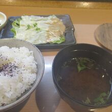 ご飯と味噌汁に湯葉のサラダ