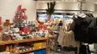 ソファー席はいつもお客さんでいっぱい