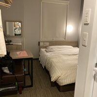 ベッドがゆったりめなので通路に工夫のテーブルでした