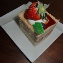 四角いホールケーキの四分の一