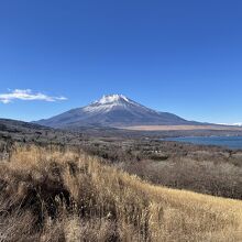パノラマ台からの富士山と山中湖の風景