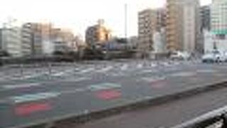 那珂川畔の料亭が見えます。