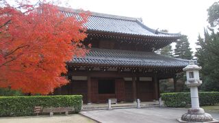 建物手前に蒙古碇石が置かれています。