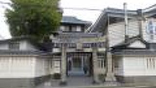 狭い境内にぎゅっと押し込められています。