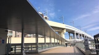 スーツケースを持っている人がちらほら