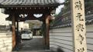 ならまちにある隠れた「花の名所」。奈良時代に建立された元興寺の東塔跡。