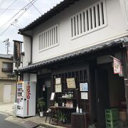 利き酒が楽しめる、大正時代から地元に根付き愛されている酒屋さん。