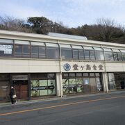 カフェを名乗るだけありお洒落な店内、でも海鮮メニューも豊富でボリューミーで美味しい