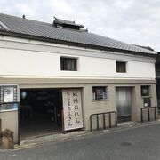 主家は明治前期、店舗部分は江戸時代末期に建てられた登録有形文化財。