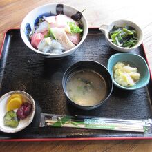 「海鮮漁師丼」（小サイズ）※通常サイズもあります