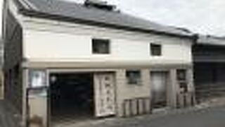 主家は明治前期、店舗部分は江戸時代末期に建てられた登録有形文化財。