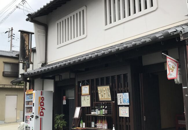 利き酒が楽しめる、大正時代から地元に根付き愛されている酒屋さん。