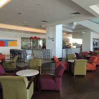 カラフルなチェアーが並ぶロビー