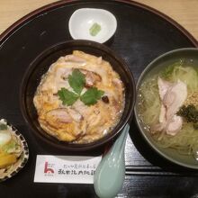 比内地鶏の親子丼と冷麺のセット