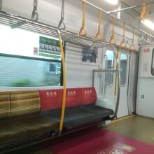 大都市の通勤電車のような座席
