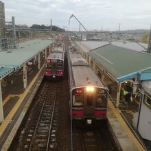 東能代駅に停車する奥羽本線の車両。