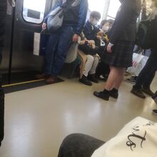 車内。乗客を正面で撮らないようにしたため構図は変になりました