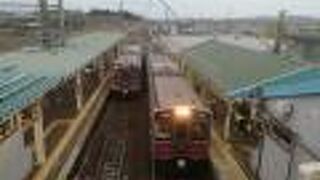 かつては素晴らしい路線だったが、乗客に比べ車両少なく、更にはロングシートで残念な路線になっていた。