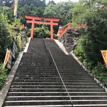 社務所前の駐車場から石段をあがると本殿があります。