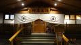 観光客をターゲットにした全体的に木造にこだわった共同浴場です。