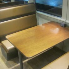 テレワーク向けと言えるはまなすラウンジの座席一例