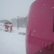 豪雪に見舞われる冬の宗谷本線、ラッセル車との交換も！