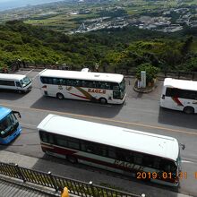 駐車場は道路も含めて観光バスが。