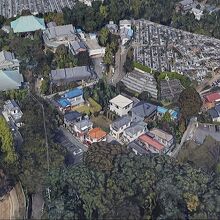 密蔵院の敷地及び墓地、そして駐車場等は、付近の丘一帯です。