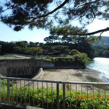 貯水池とダムの上の方