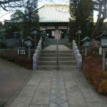 密蔵院の参道を進むと階段の奥に、本堂が見えてきます。