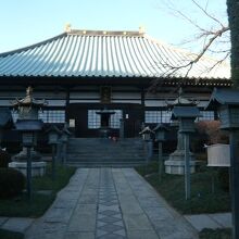 密蔵院の本堂です。南側に面しています。瓦葺の立派な本堂です。