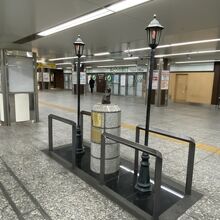 赤い靴をはいてた女の子像