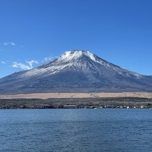 正面に富士山が見えます。