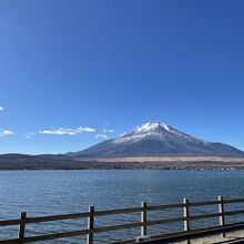 湖畔に遊歩道があります。