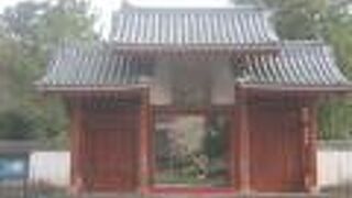 門や墓所など、沢山の見所があります