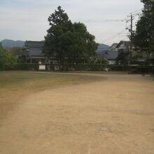 像の立つ公園はこんな感じで、南門から入ると像が死角に…。