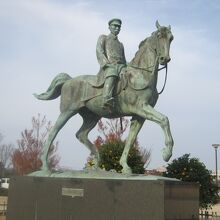 横から眺めるとこんな感じです。