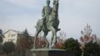 立派な騎馬像です